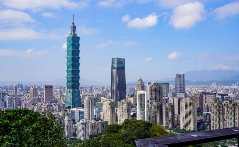 Towering Taipei: Elephant Mountain's Skyline View
